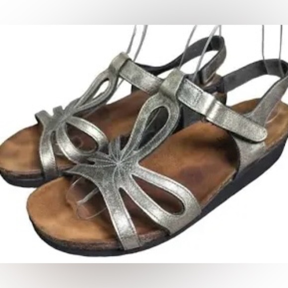 Naot silver metallic leather starburst-ish shape sandals. Size 38 (L7)